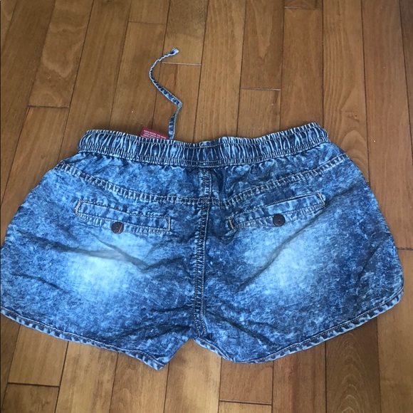 Shorts - Picture 3 of 3